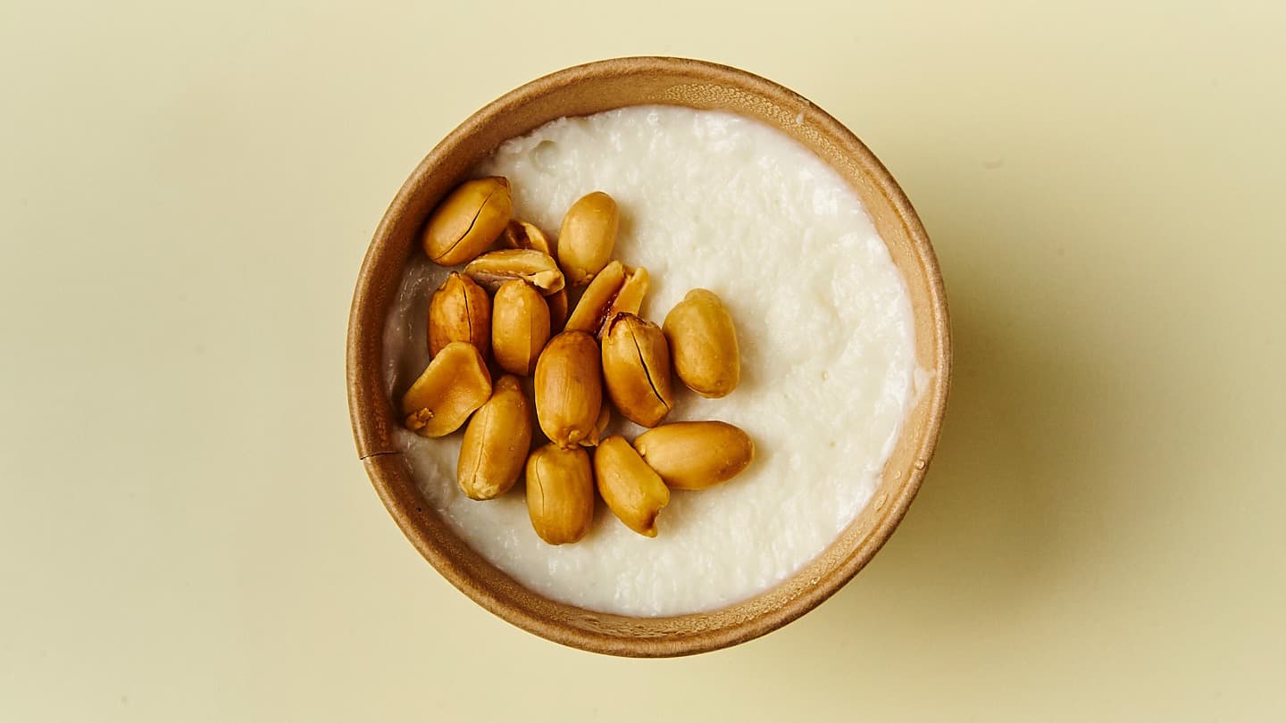 Bananenpudding mit Kokoscreme und gerösteten Erdnüssen