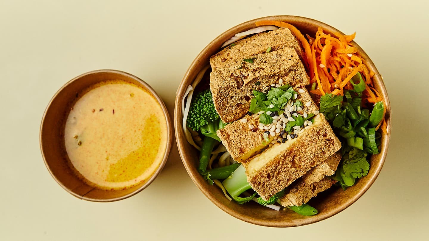 Rotes Curry mit Tofu, Gemüse und Jasminreis in einer Schale