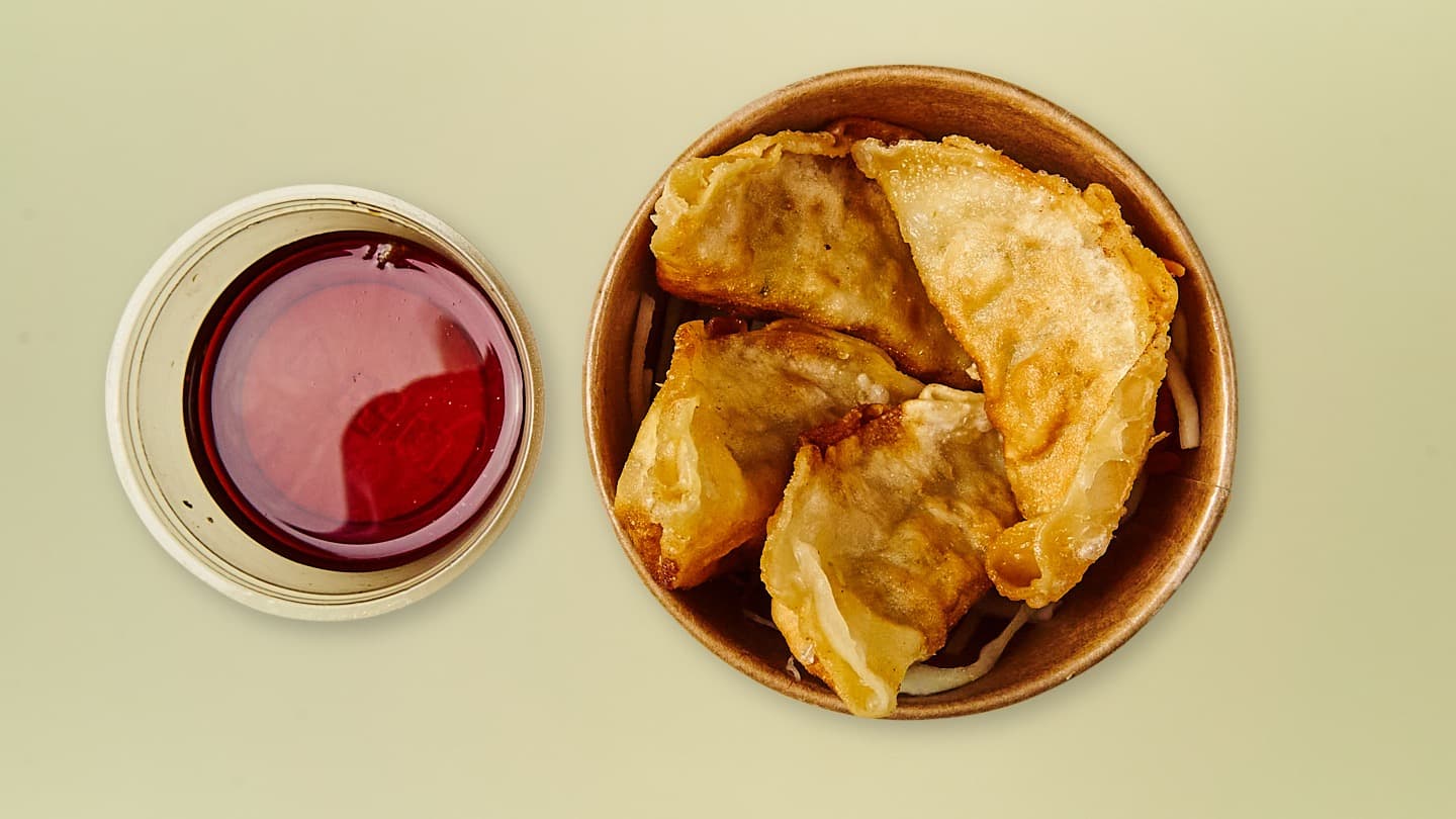 Goldbraun gebackene Gyoza mit Sojasauce