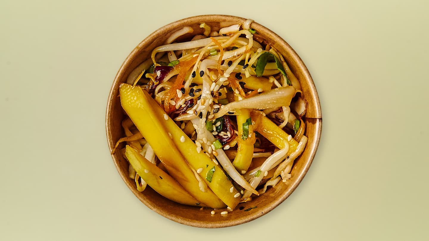 Mangosalat mit Limetten-Chili-Sauce in einer Schale
