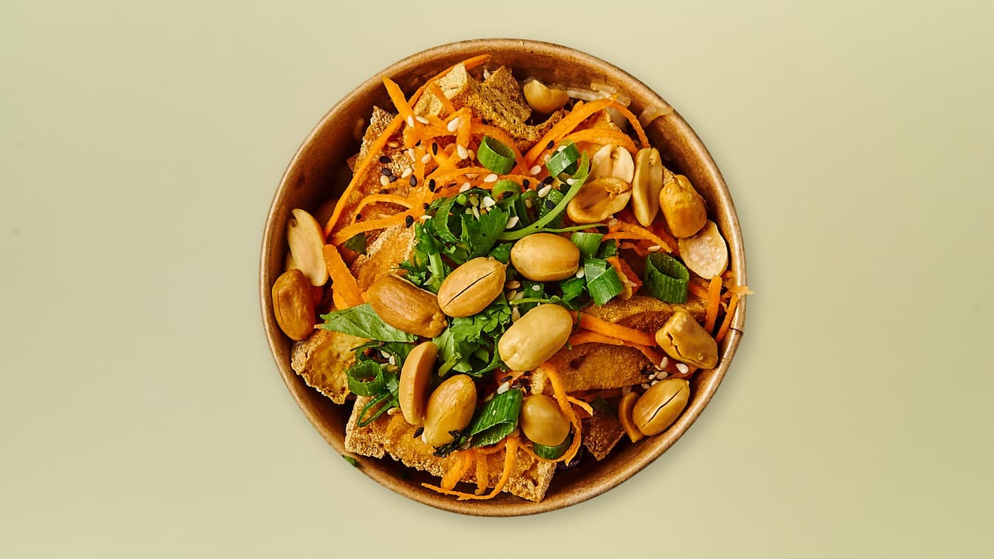 Glasnudelsalat mit Tofu, Karotte und gerösteten Erdnüssen