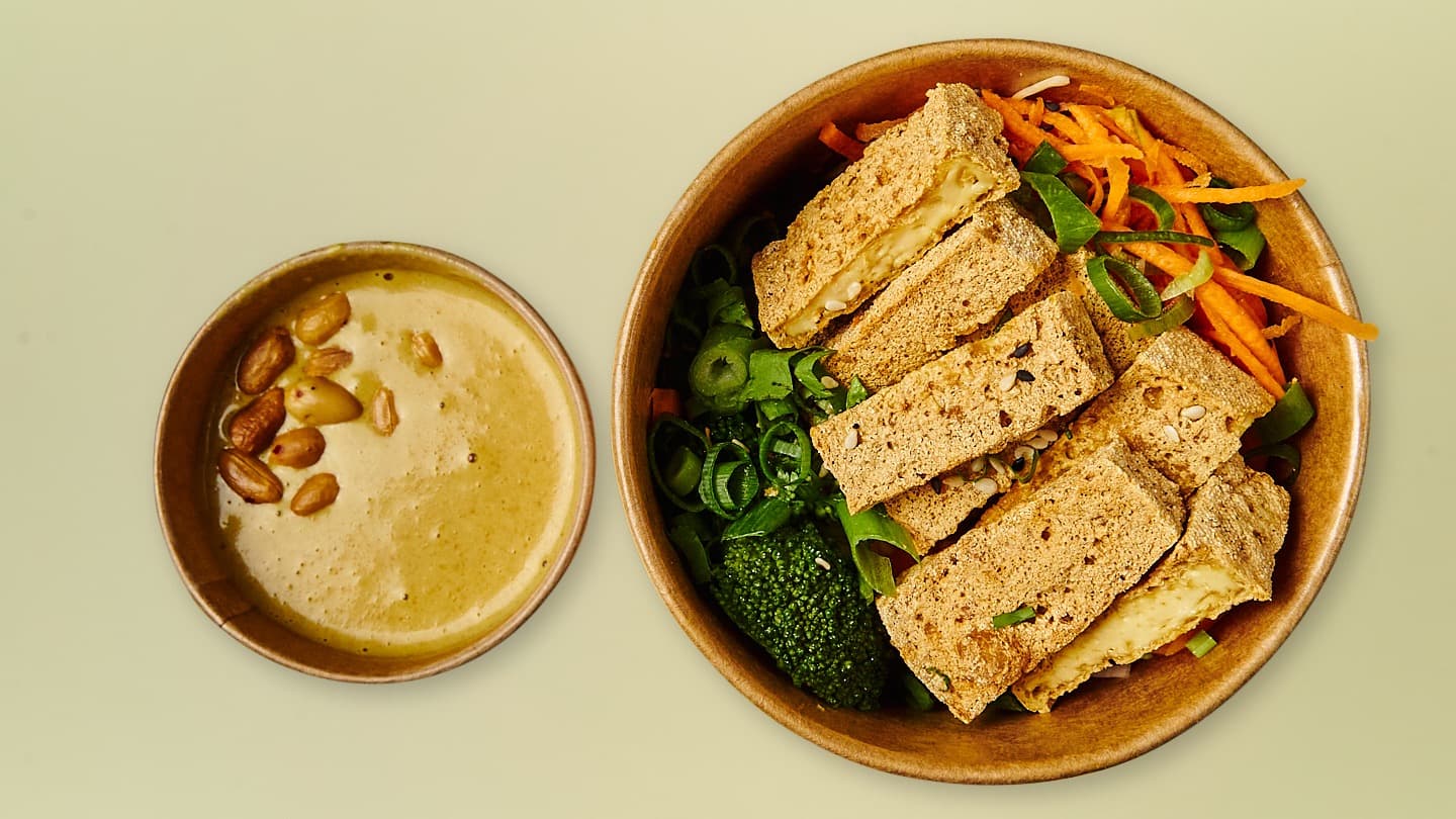 Gebackener Tofu mit Erdnusssauce, Gemüse und Jasminreis