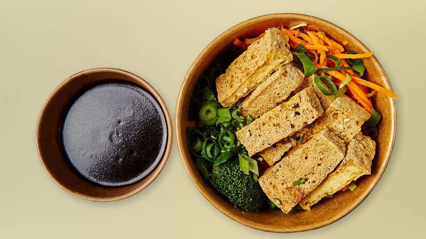 Gebackener Tofu in Teriyakisauce mit Gemüse und Reis