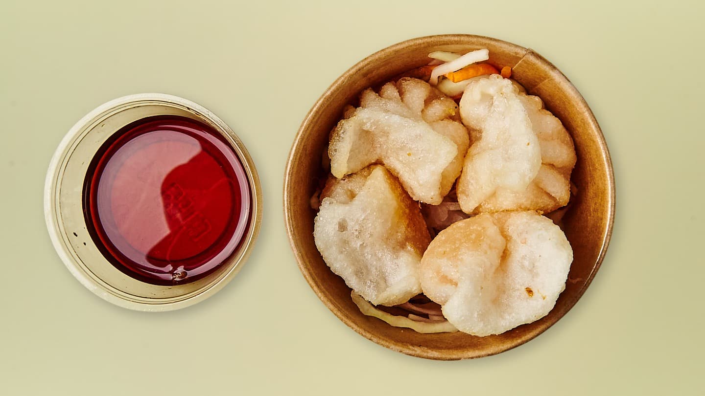 Gebackene Reis-Dumplings auf einem Teller