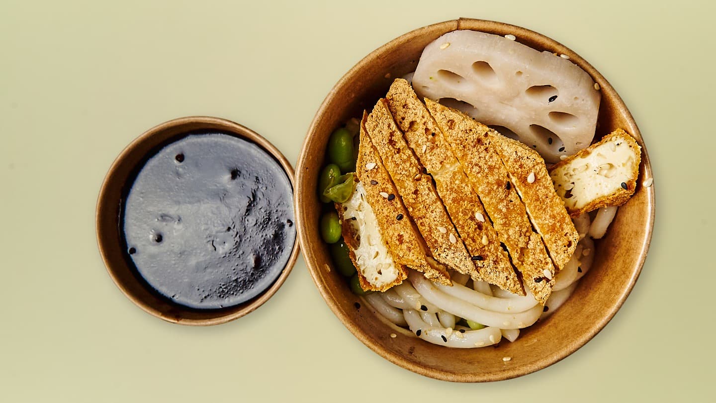 Udonnudeln mit Lotus, Edamame und Gemüse der Saison