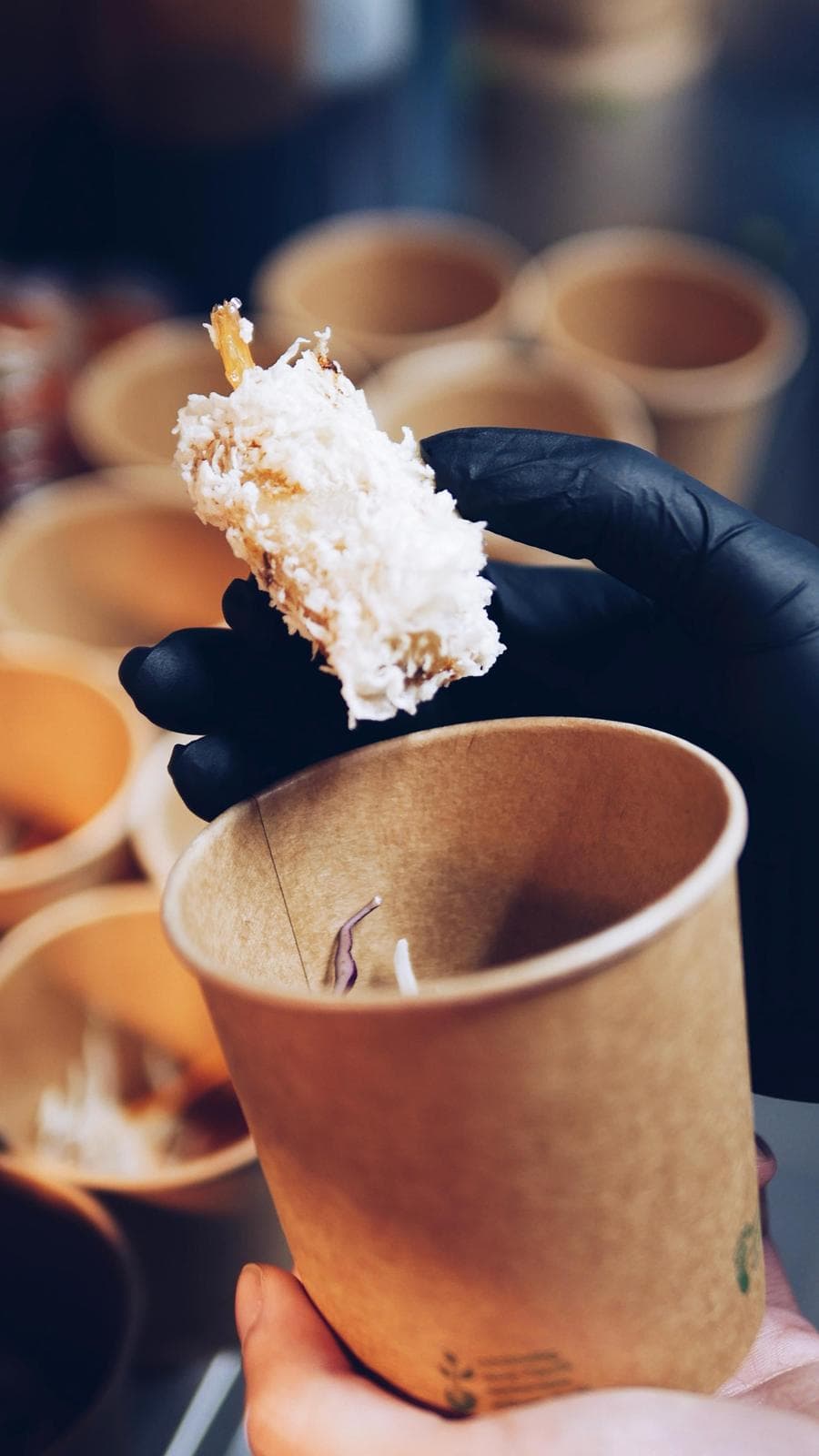 In der Küche wird eine Schale aus Kraftpapier frisch befüllt